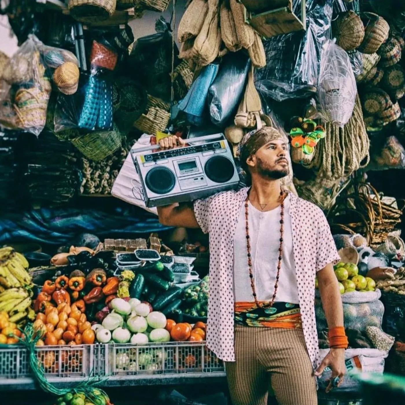 Nilo del Monte con un boombox al hombro en un mercado